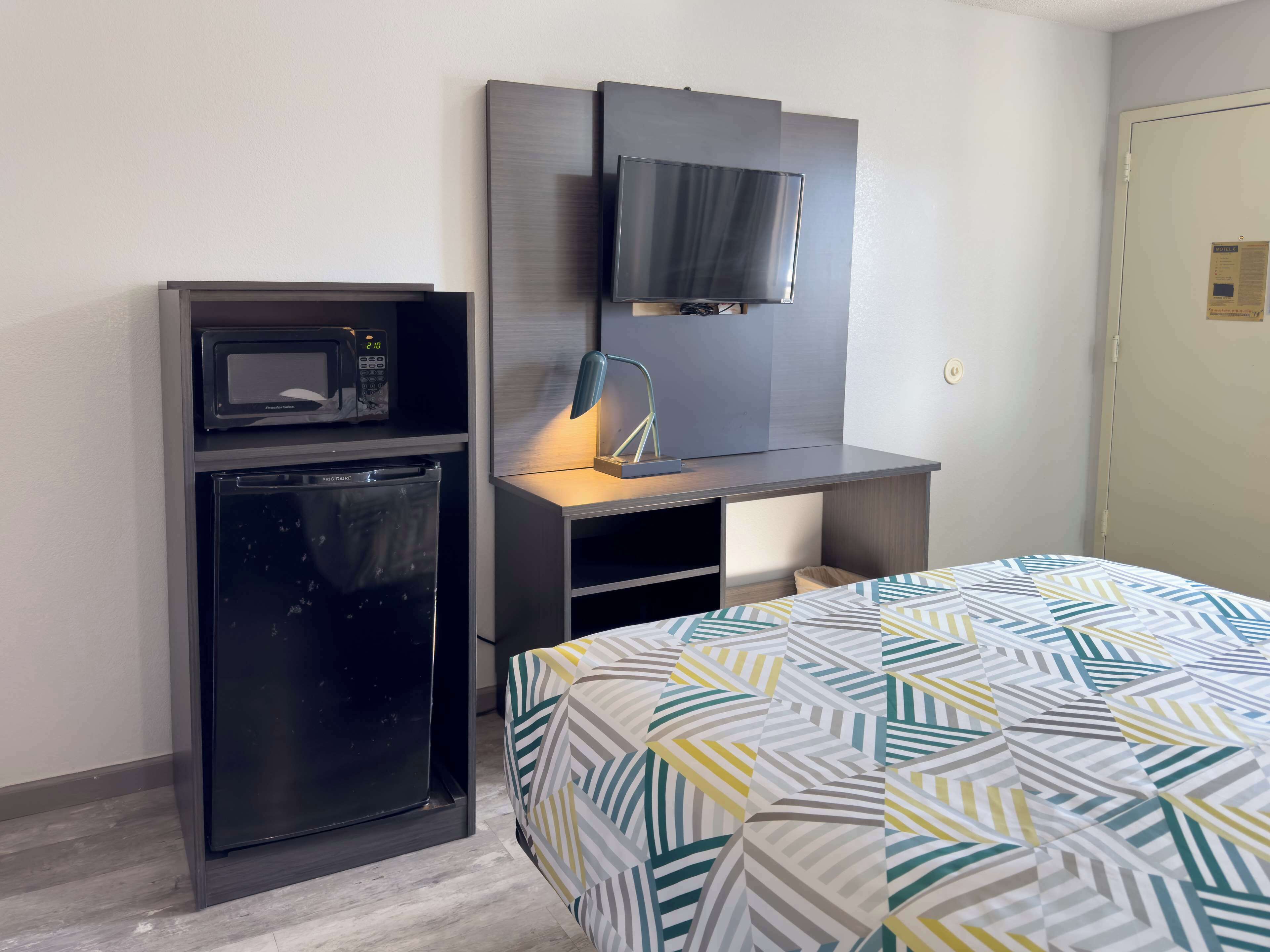 Blackout drapes, free WiFi, bed sheets