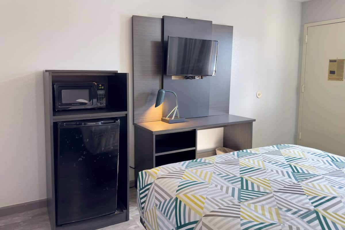 Blackout drapes, free WiFi, bed sheets