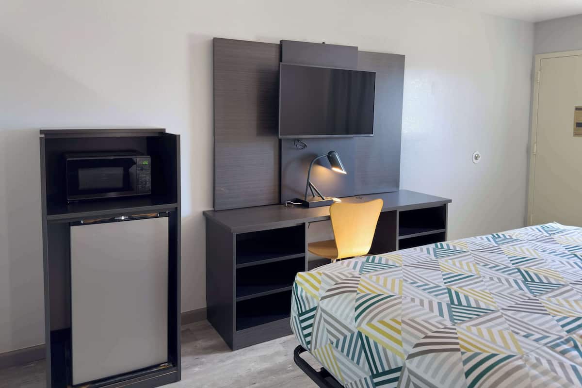 Blackout drapes, free WiFi, bed sheets