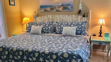 Comfort Room, 1 King Bed, Kitchenette | Premium bedding, individually decorated, individually furnished