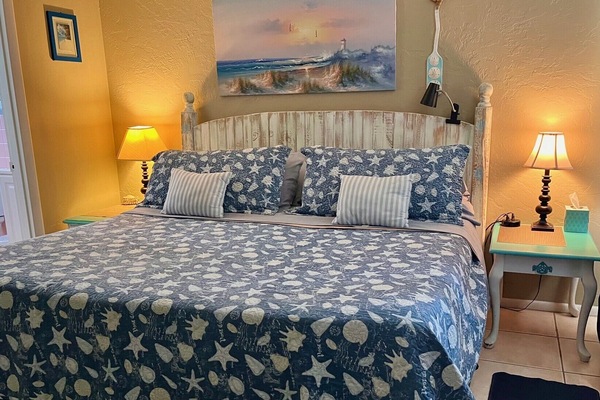 Comfort Room, 1 King Bed, Kitchenette | Premium bedding, individually decorated, individually furnished