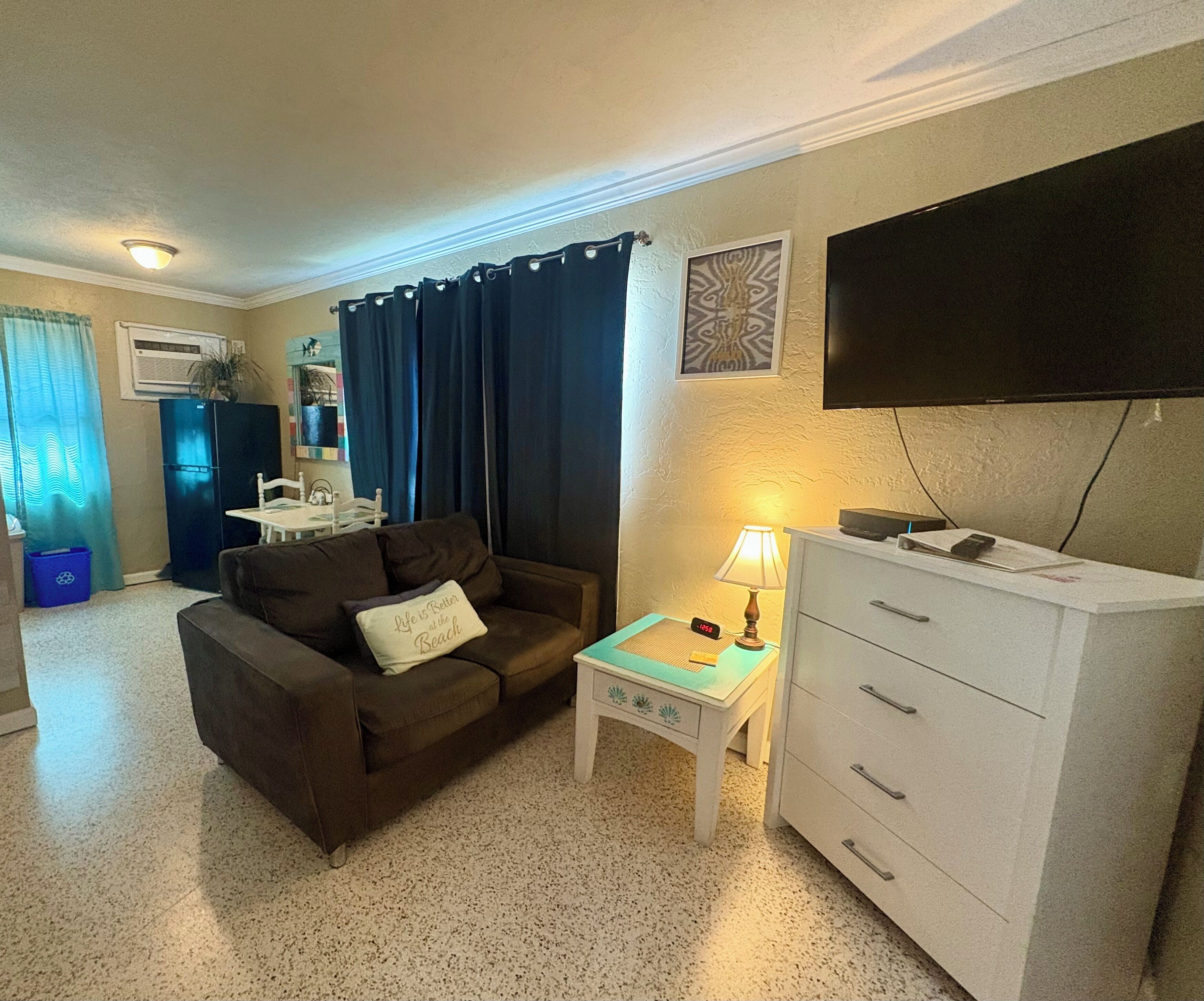 Chambre Simple Confort, 1 grand lit | Coin séjour