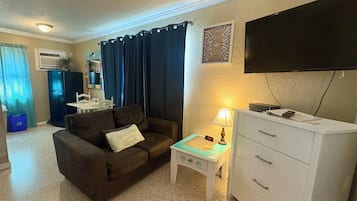 Yhden hengen comfort-huone, 1 keskisuuri parisänky | Oleskelualue | Taulutelevisio