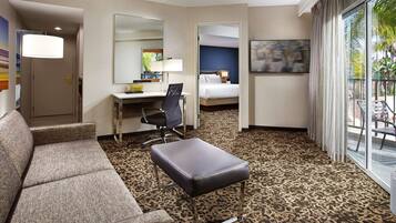 Een kluis op de kamer, een bureau, verduisterende gordijnen