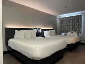 Habitación, 2 camas Queen size | Escritorio, wifi gratis y ropa de cama 