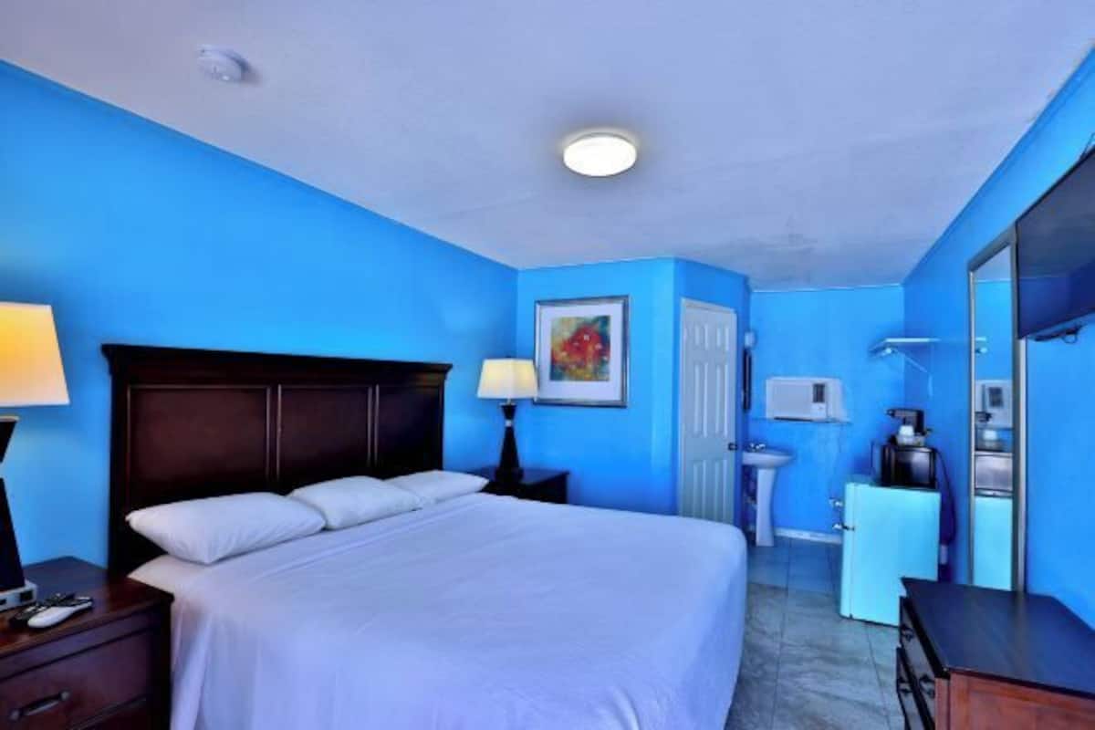 Desk, free WiFi, bed sheets
