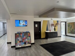 Lobby sitting area - Motel 6 Hollywood (Los Angeles)