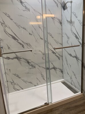 Dusj, regndusjhode, hårføner og håndklær