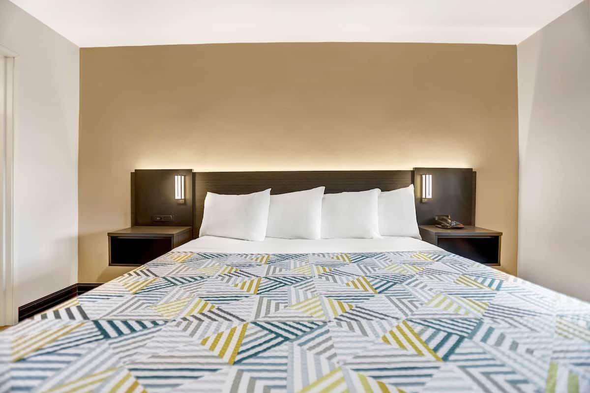 Skrivebord, blendingsgardiner, wi-fi (inkludert) og sengetøy