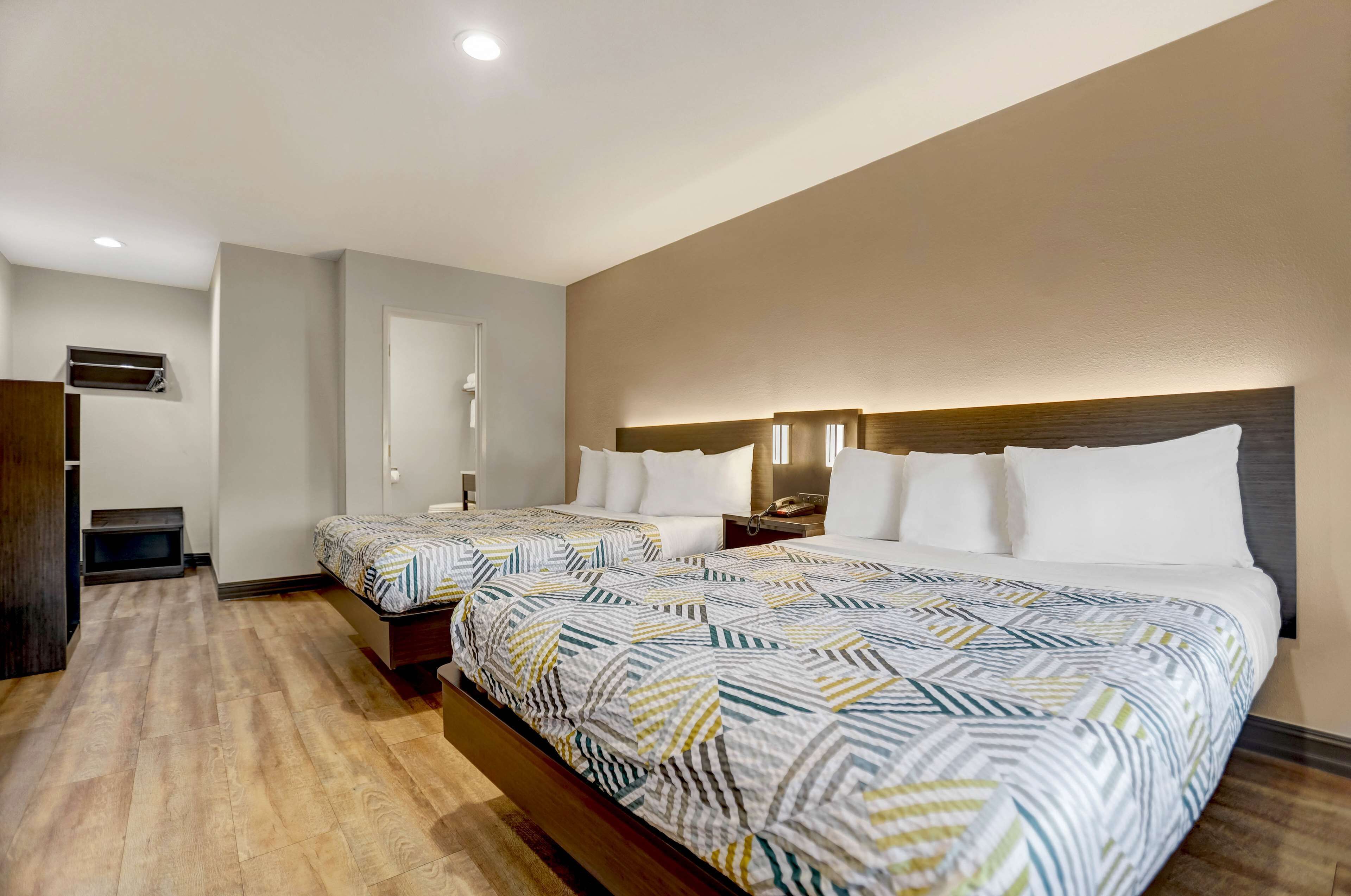 Skrivebord, blendingsgardiner, wi-fi (inkludert) og sengetøy