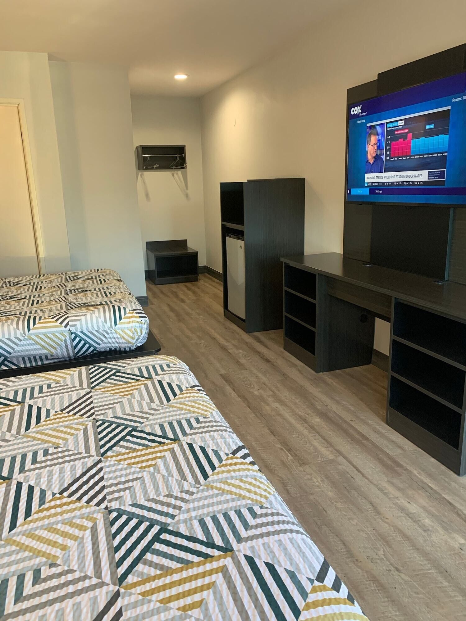 Een bureau, verduisterende gordijnen, gratis wifi, beddengoed
