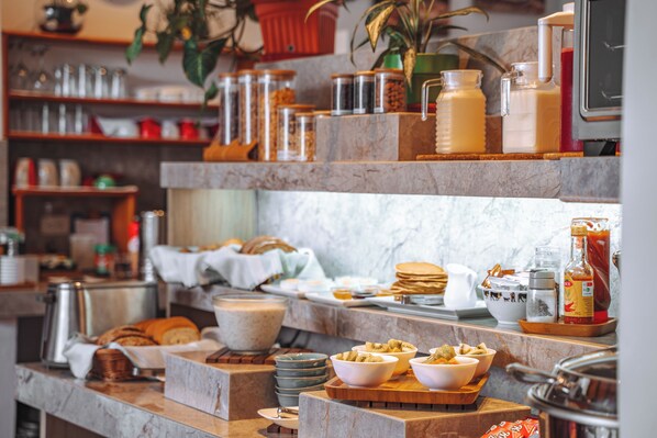 Een buffet met diverse gerechten en toevoegingen.