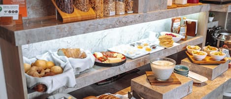 Tägliches inbegriffenes kontinentales Frühstück