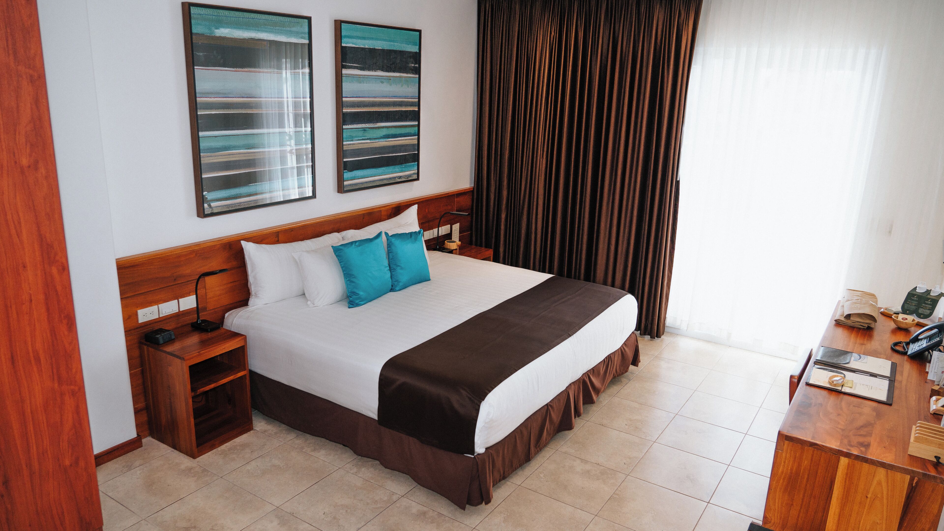 Superior kamer, balkon | Luxe beddengoed, donzen dekbedden, een minibar, een kluis op de kamer
