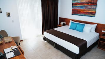 Ropa de cama de alta calidad, cubrecamas y minibar