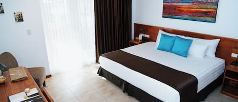 Habitación Premium, Terraza | Ropa de cama de alta calidad, edredón y minibar