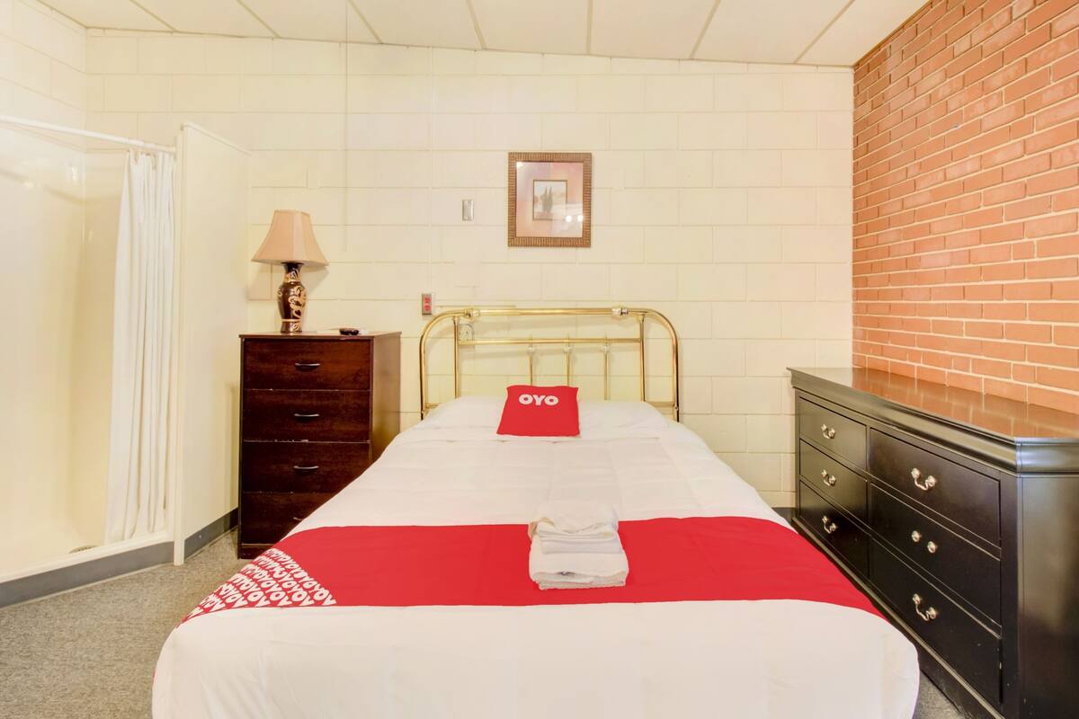 Room, 1 Queen Bed | Desk, iron/ironing board, free WiFi, bed sheets