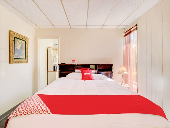 Premium Room, 1 King Bed, Kitchenette | Desk, iron/ironing board, free WiFi, bed sheets - OYO Hotel Drumright I-44 OK (Drumright)