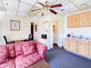 Premium Room, 1 King Bed, Kitchenette | Room amenity - OYO Hotel Drumright I-44 OK (Drumright)