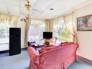 Premium Room, 1 King Bed, Kitchenette | Room amenity - OYO Hotel Drumright I-44 OK (Drumright)