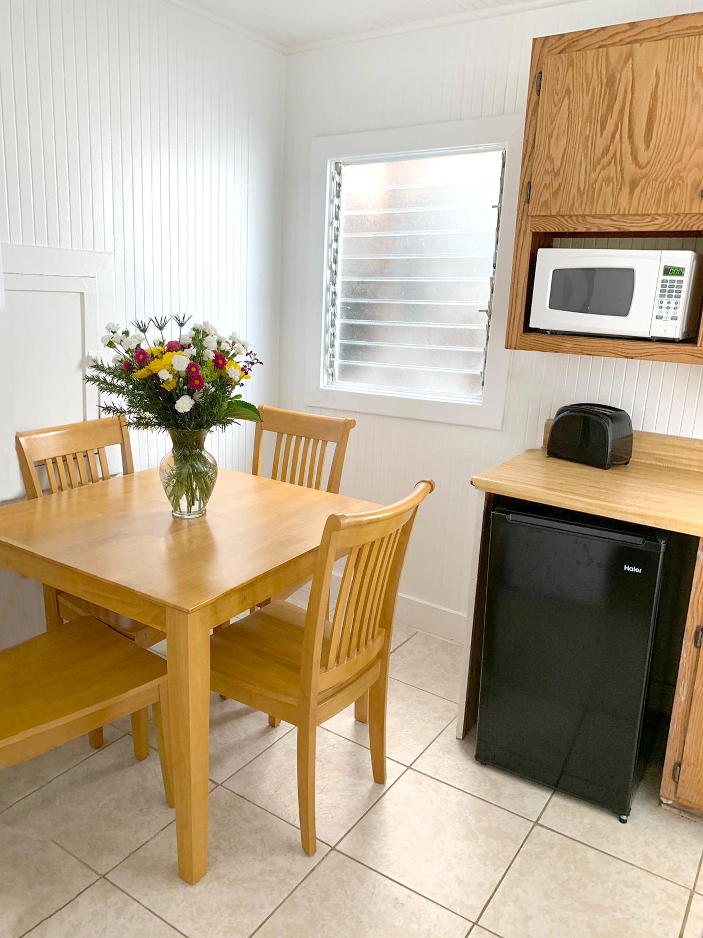 family cottage, 1 queen bed (5) | private kitchen | fridge, microwave, coffee/tea maker