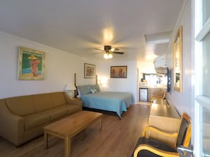 Habitación, para no fumadores, vista al patio (Unit C or D) | Decoración personalizada, muebles diferentes y wifi gratis