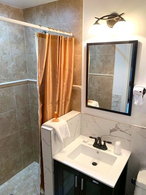 Casa de campo família, 1 cama Queen (5) | Banheiro | Produtos de toalete grátis, secador de cabelo, toalhas de banho 
