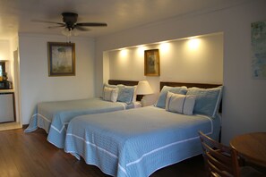 Individually decorated, individually furnished, free WiFi, bed sheets - La Paloma Las Flores (Avalon)