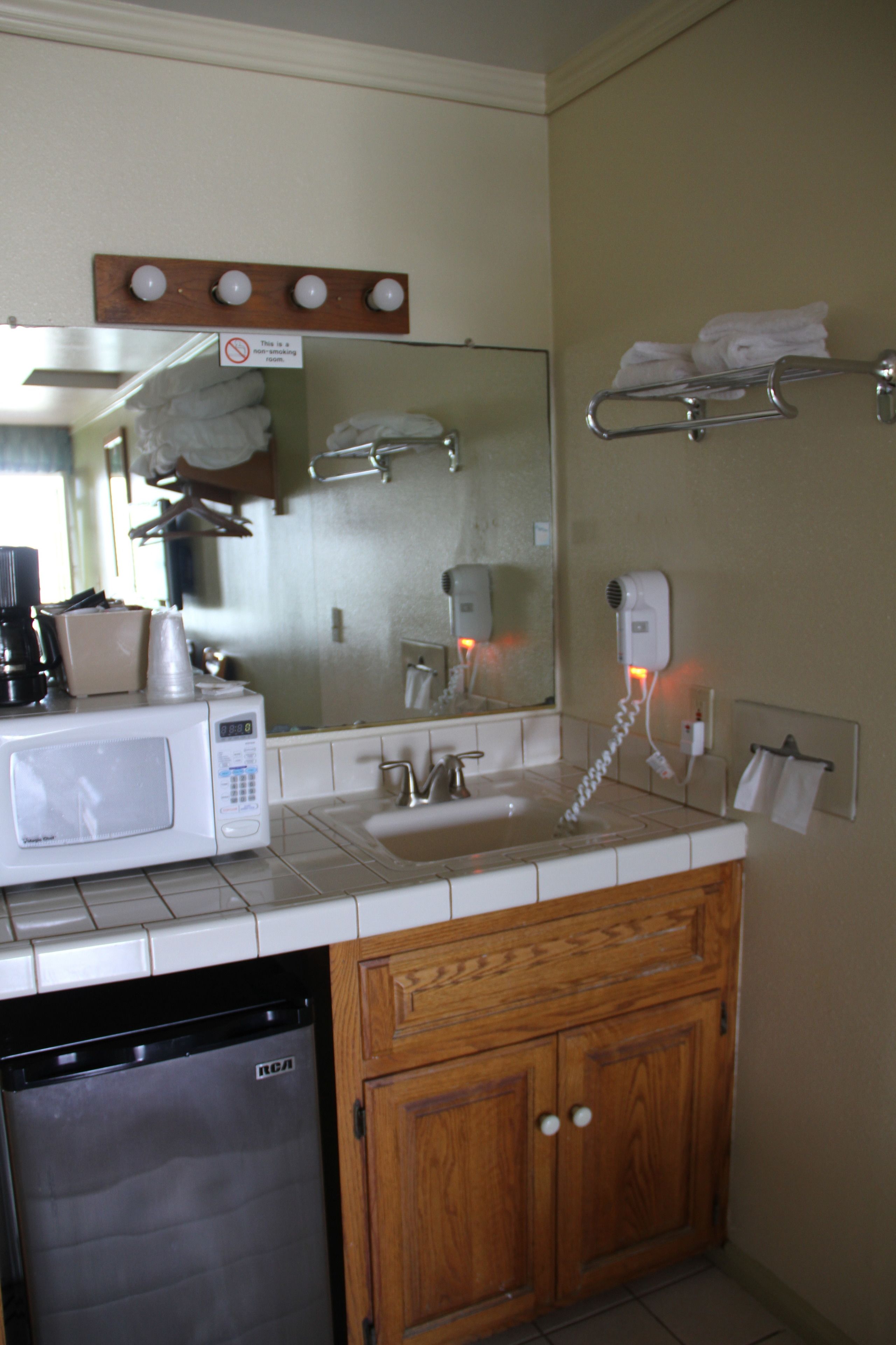 room, non smoking, courtyard view (unit c or d) | individually decorated, individually furnished, free wifi, bed sheets