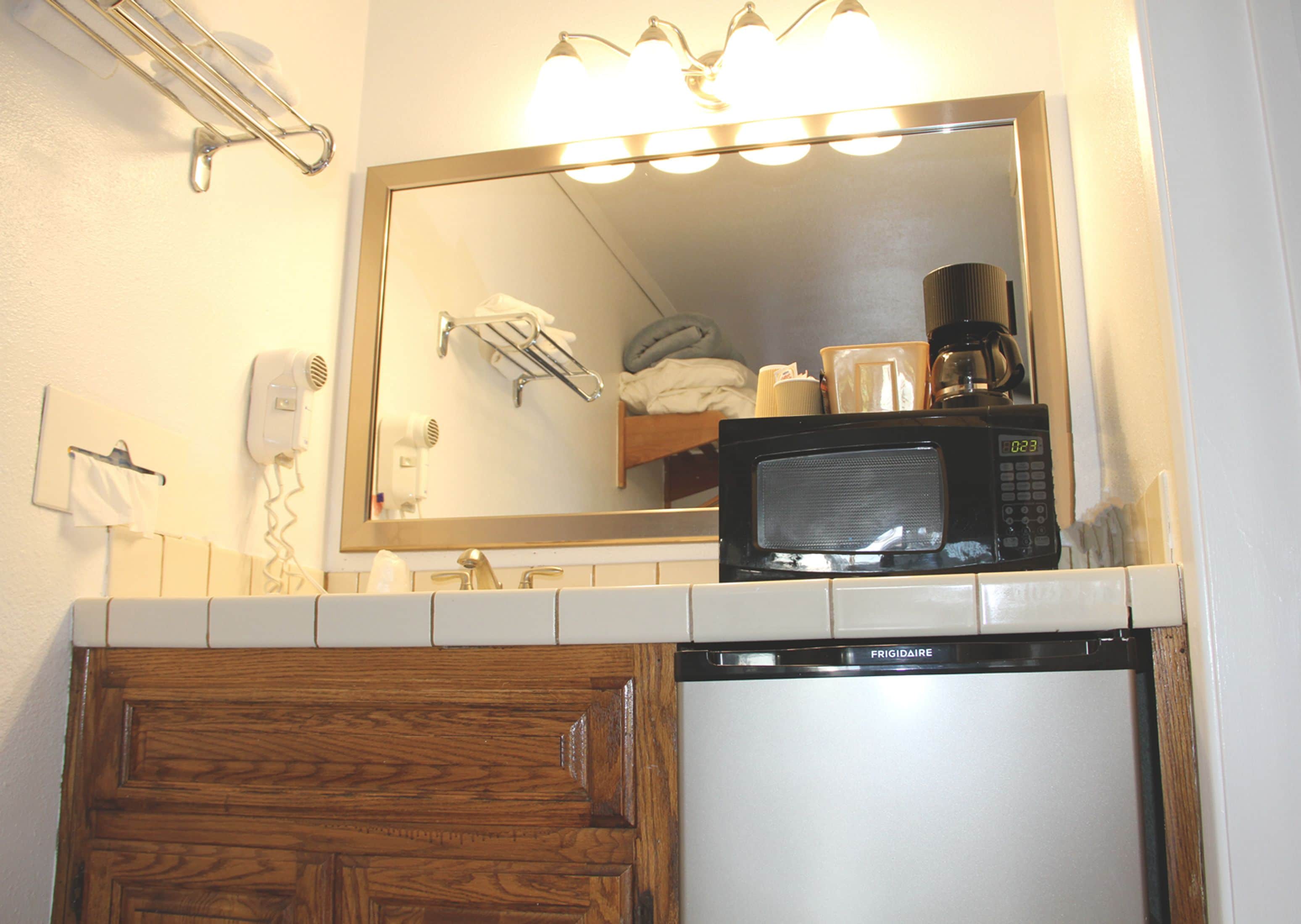 room, non smoking (unit b) | private kitchenette | fridge, microwave, coffee/tea maker