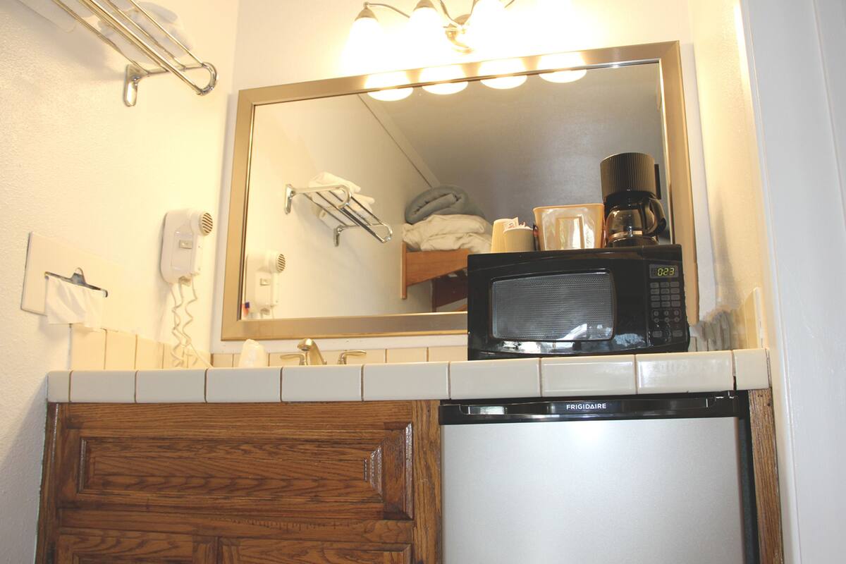 room, non smoking (unit b) | private kitchenette | fridge, microwave, coffee/tea maker