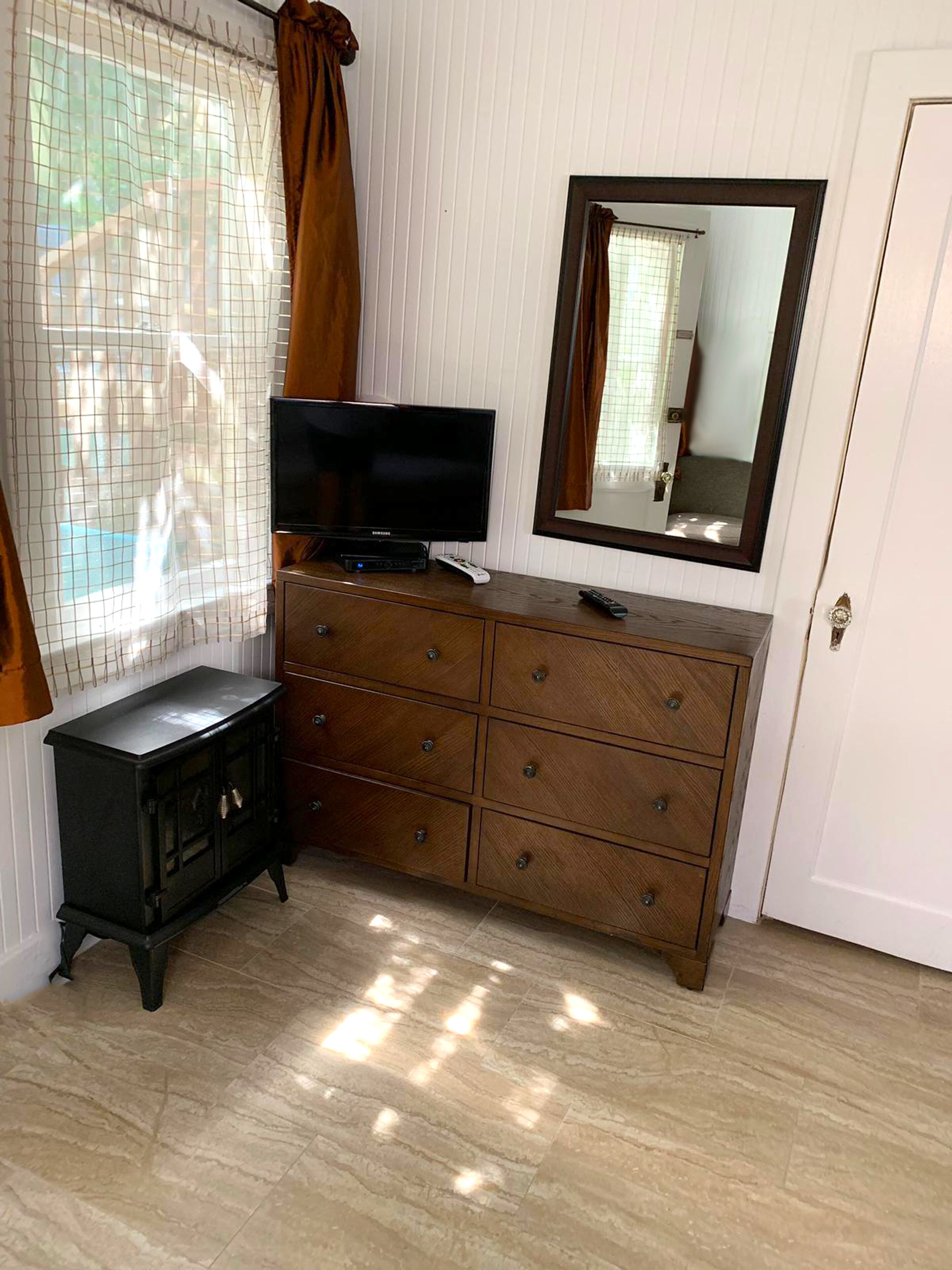 family cottage, 1 queen bed (5) | television