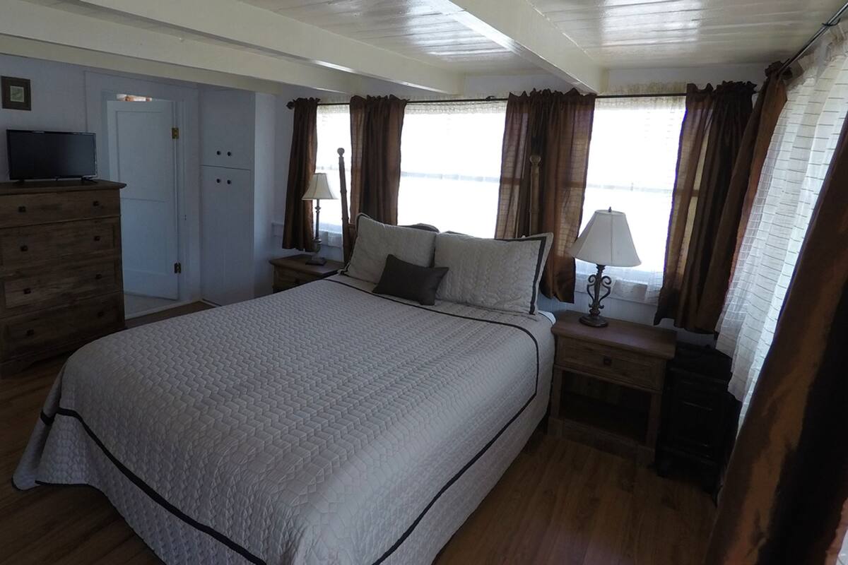 Free WiFi, individually decorated, individually furnished, bed sheets