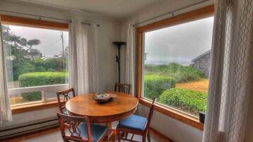House, 2 Bedrooms, Kitchen, Ocean View (The Whales Cove) | In-room dining