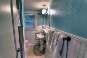 Casa, 2 habitaciones, cocina, vista al océano (The Whales Cove) | Baño | Regadera y toallas 