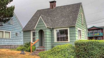 House, 2 Bedrooms, Kitchen, Ocean View (The Whales Cove) | Front of property