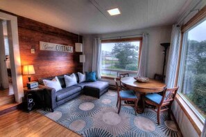 Casa, 2 habitaciones, cocina, vista al océano (The Whales Cove) | Área de sala de estar | Televisión de pantalla plana y chimenea 