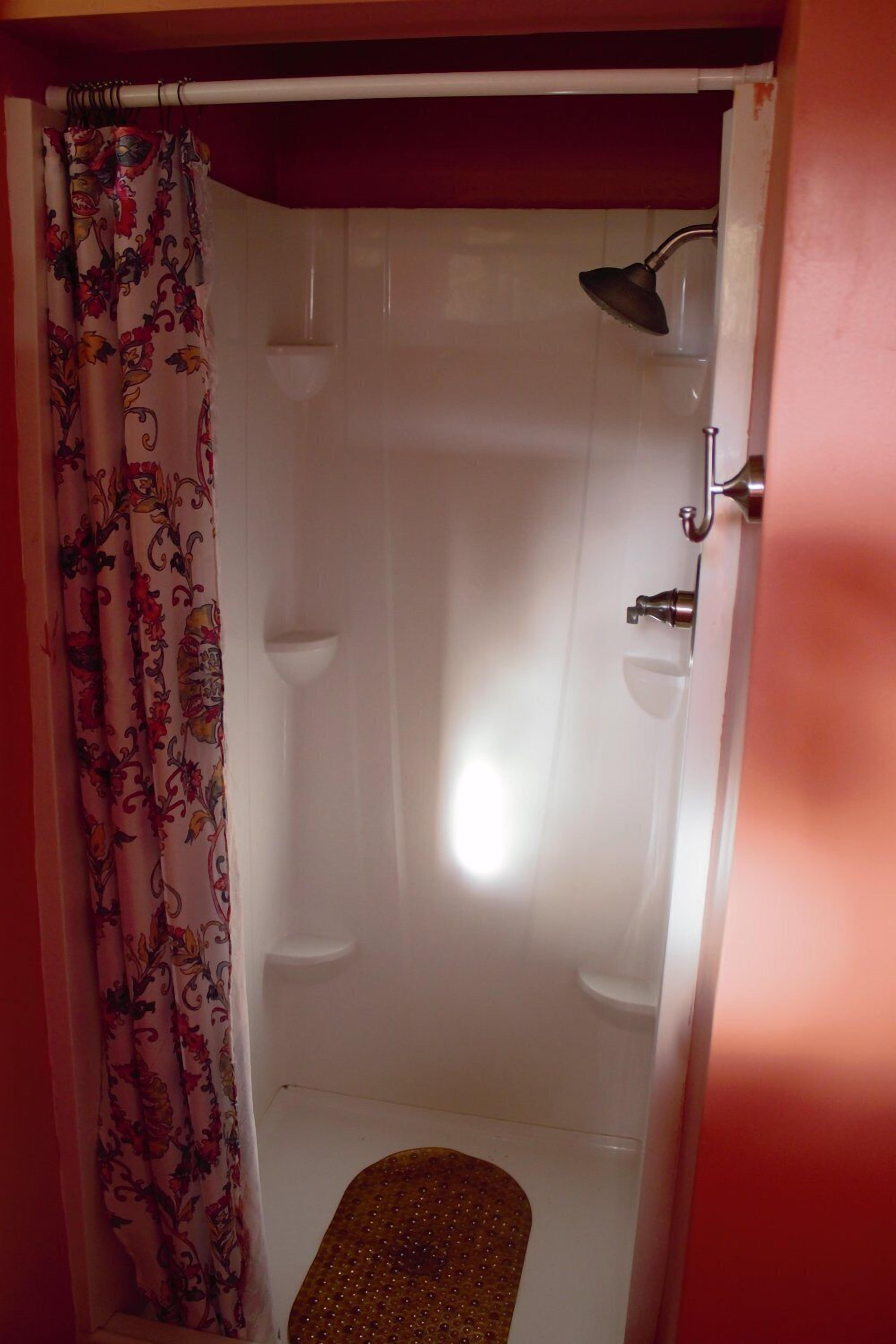 Ein Badezimmer mit Dusche, Toilette und Waschbecken.