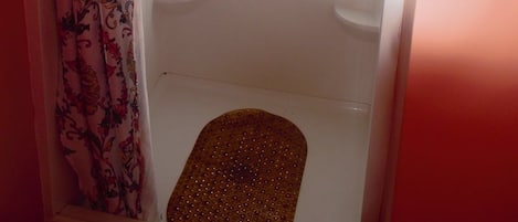 Ein Badezimmer mit Dusche, Toilette und Waschbecken.