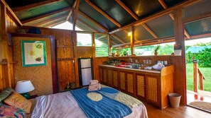 Hytte – deluxe, 1 queensize-seng, 1. etasje (Noni) | Bad | Håndklær, såpe og toalettpapir