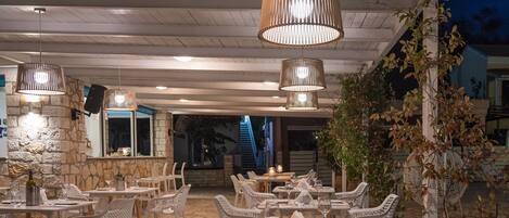 Breakfast, lunch, dinner served; international cuisine