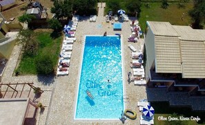 Piscina externa, guarda-sóis, espreguiçadeiras