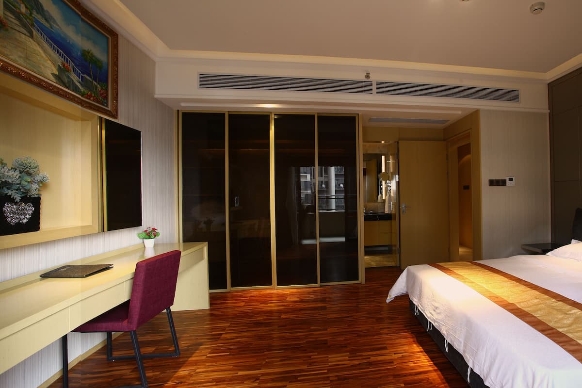 Business suite | Luxe beddengoed, een minibar, een kluis op de kamer, een bureau