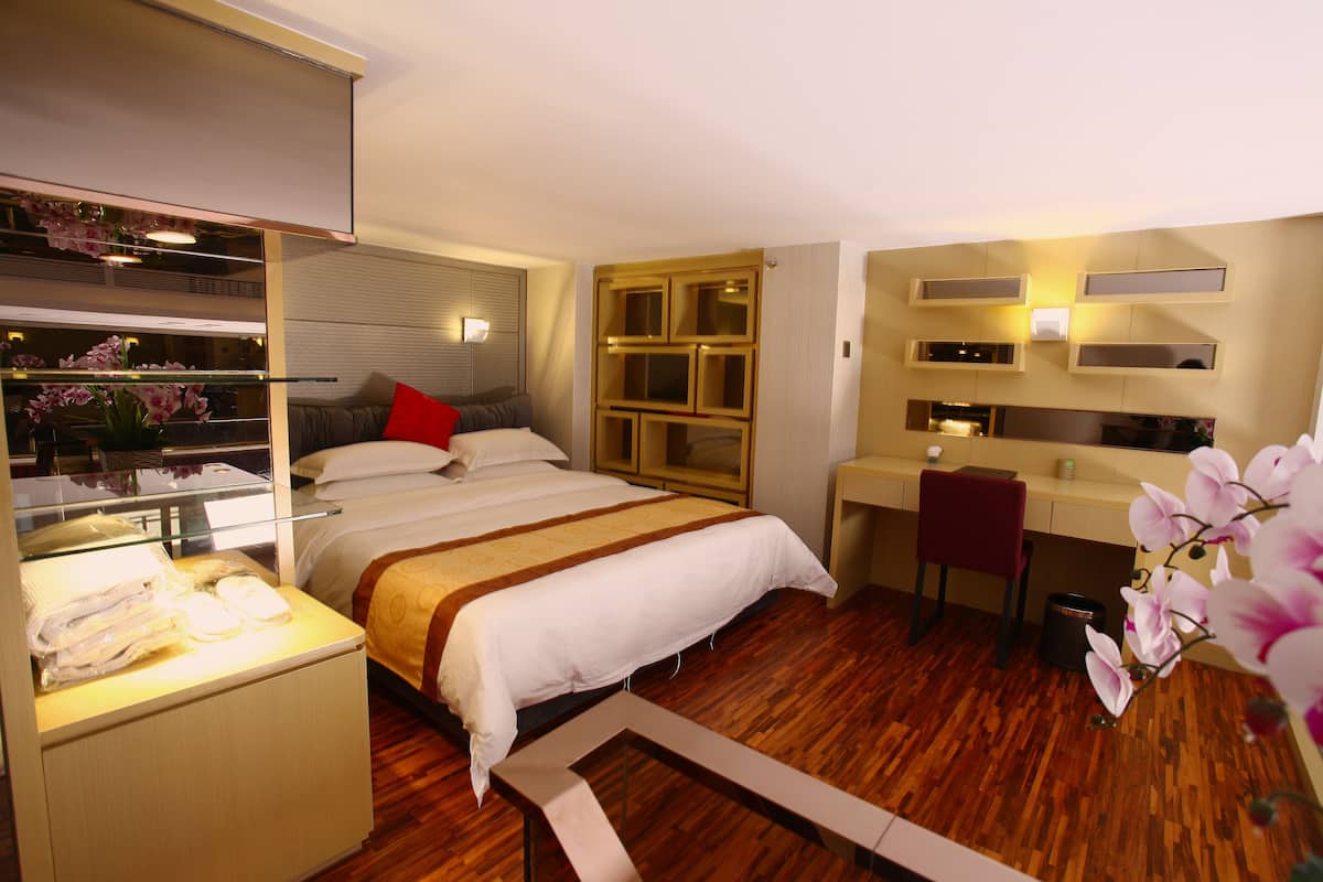 Executive maisonnette, 1 queensize bed | Luxe beddengoed, een minibar, een kluis op de kamer, een bureau