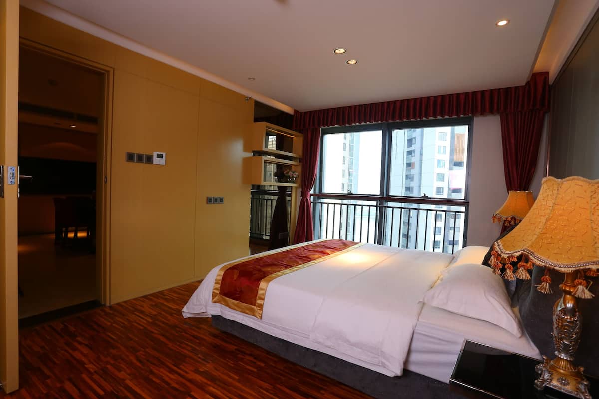 Deluxe maisonnette, 2 slaapkamers | Luxe beddengoed, een minibar, een kluis op de kamer, een bureau
