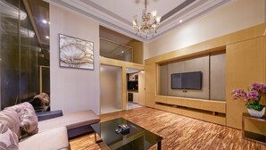 CEO Suite | Premium bedding, minibar, in-room safe, desk - HeeFun Apartment Hotel GZ Poly D Plaza (Guangzhou)