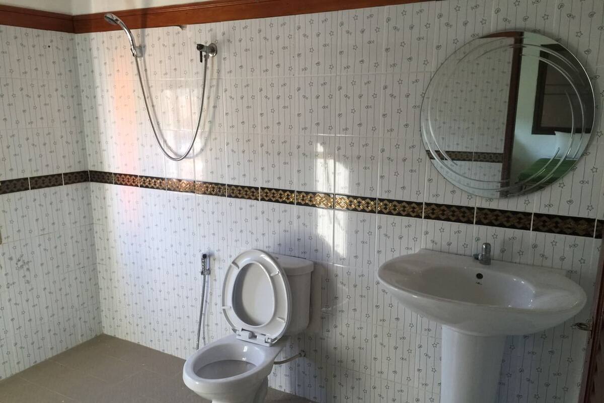 Standaard slaapzaal, aan het strand | Badkamer | Een bad/douchecombinatie, gratis toiletartikelen, handdoeken