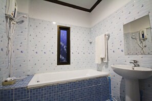 Een bad/douchecombinatie, gratis toiletartikelen, handdoeken