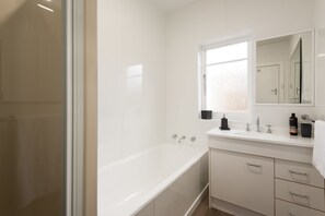Bañera y ducha independientes, bañera profunda