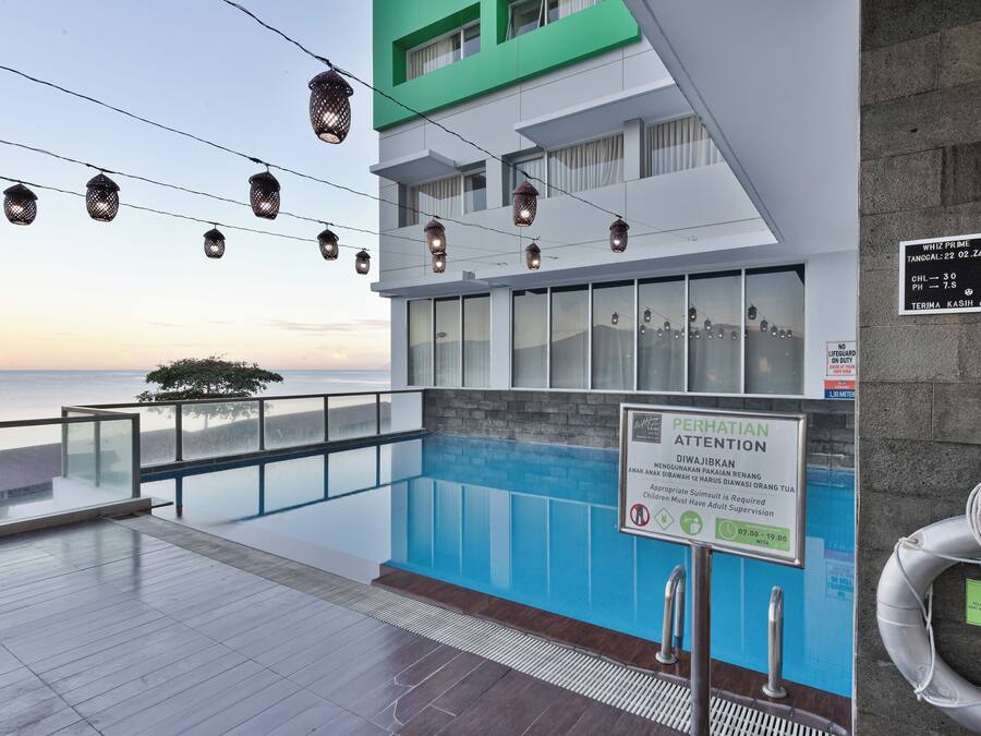 Utomhuspool och solstolar